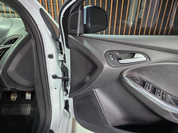 2016-Ford-Focus-20-EcoBoost-ST3 image:7
