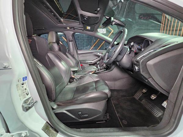 2016-Ford-Focus-20-EcoBoost-ST3 image:8