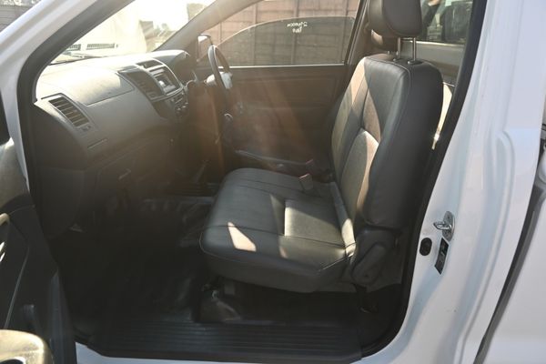 2013-Toyota-Hilux-25-D-4D-Single-Cab image:3