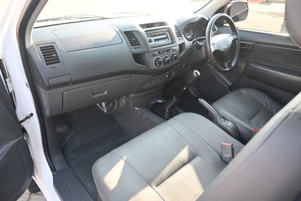 2013-Toyota-Hilux-25-D-4D-Single-Cab image:4