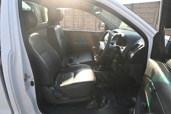 2013-Toyota-Hilux-25-D-4D-Single-Cab image:6