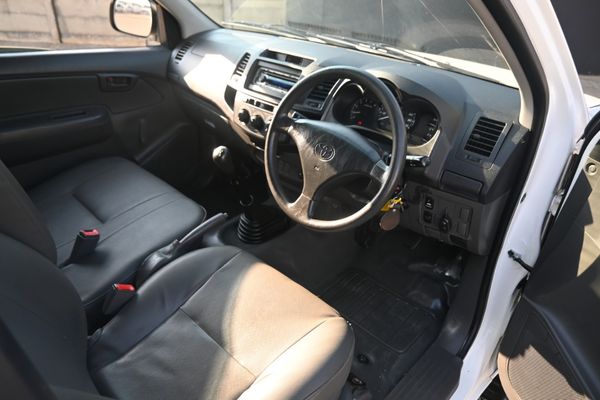 2013-Toyota-Hilux-25-D-4D-Single-Cab image:7