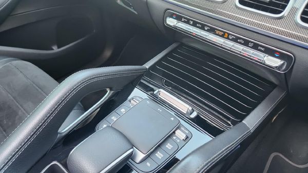2022-Mercedes-Benz-GLE-300d-4Matic image:12