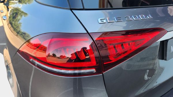 2022-Mercedes-Benz-GLE-300d-4Matic image:18