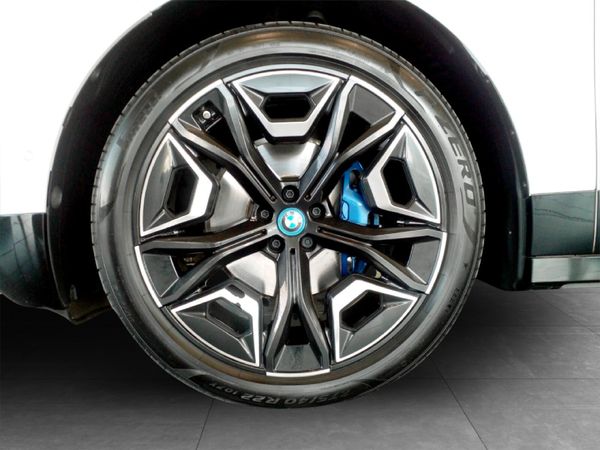 2023-BMW-iX-xDrive50 image:9