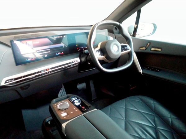 2023-BMW-iX-xDrive50 image:12