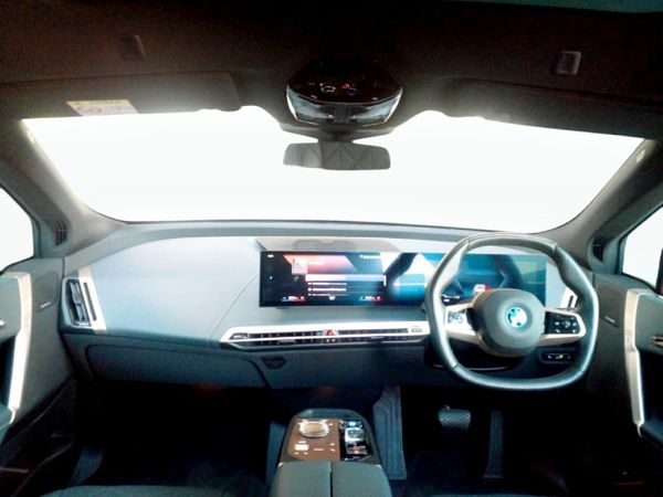 2023-BMW-iX-xDrive50 image:14