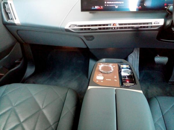 2023-BMW-iX-xDrive50 image:15