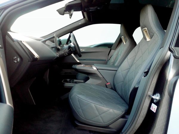 2023-BMW-iX-xDrive50 image:16