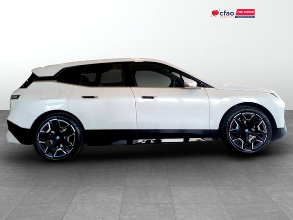 2023-BMW-iX-xDrive50 image:2