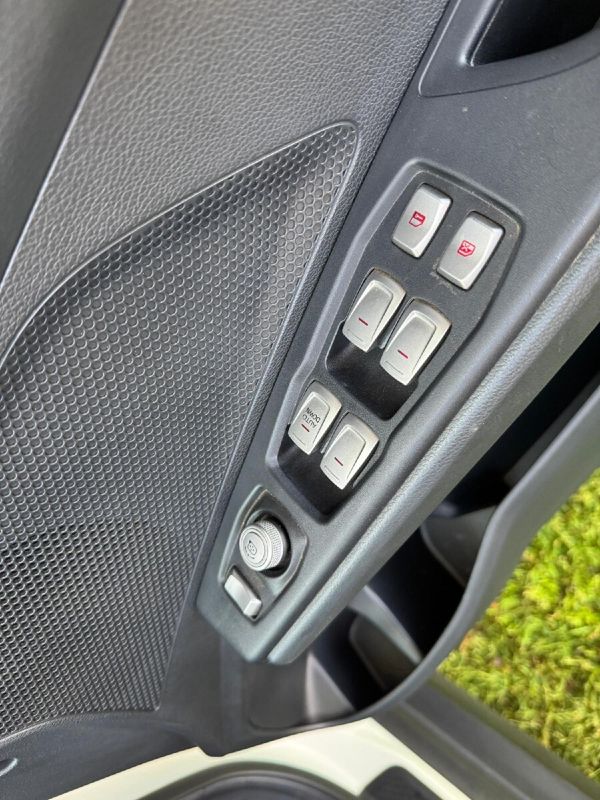 2024-Mahindra-XUV-300-12T-W6 image:6