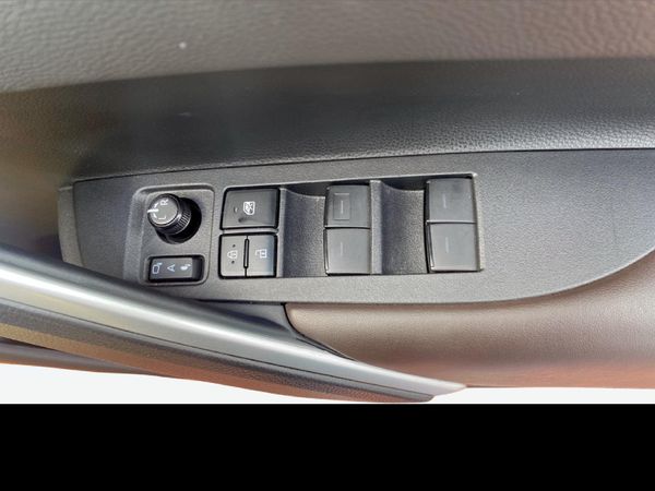 2025-Toyota-Corolla-Cross-18-XS image:18