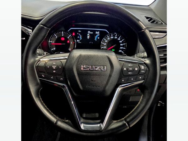 2025-Isuzu-Mu-x-30D-Onyx-4x4-Auto image:10