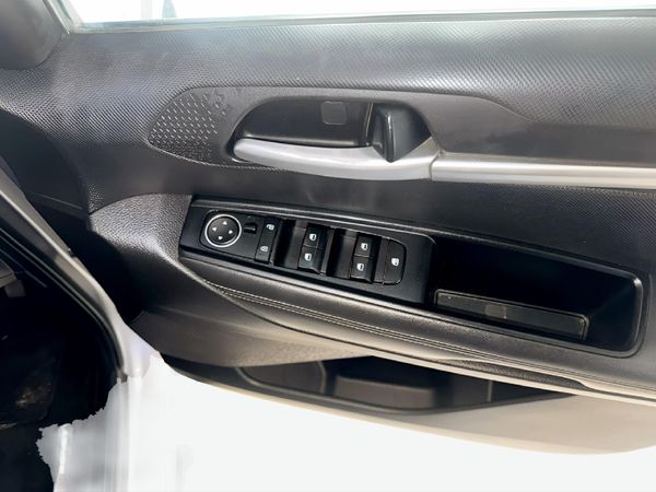 2021-Kia-Sonet-15-EX image:11