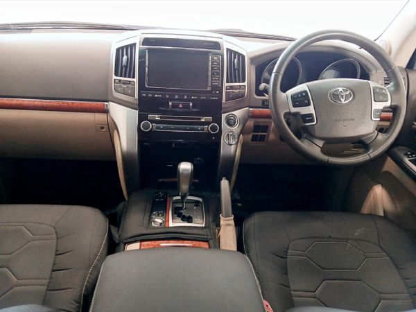 2014-Toyota-Land-Cruiser-200-45-D-V8-VX-Auto image:5