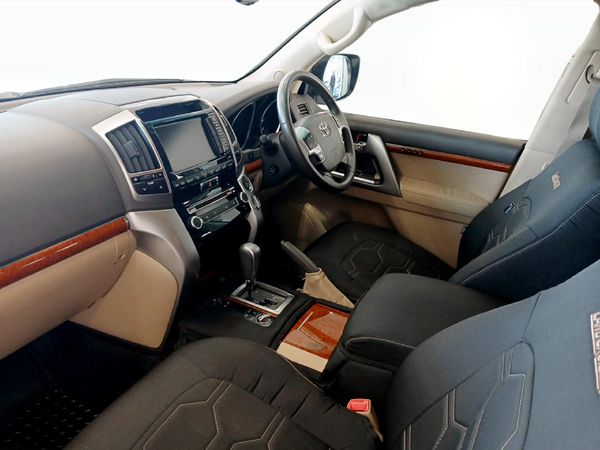 2014-Toyota-Land-Cruiser-200-45-D-V8-VX-Auto image:6