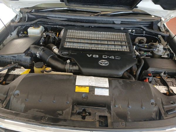2014-Toyota-Land-Cruiser-200-45-D-V8-VX-Auto image:8