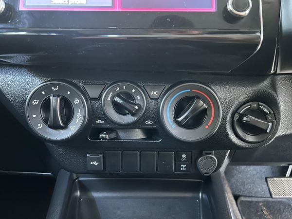 2025-Toyota-Hilux-24-GD-6-Raider-4x4-Auto-Double-Cab image:10