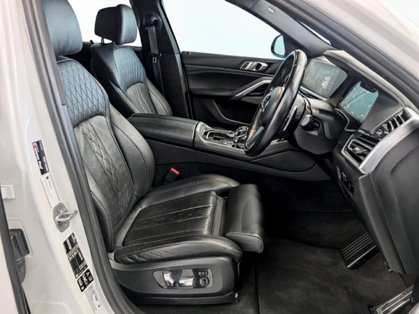 2022-BMW-X6-M50d image:12