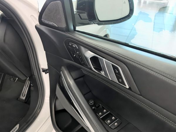2022-BMW-X6-M50d image:13