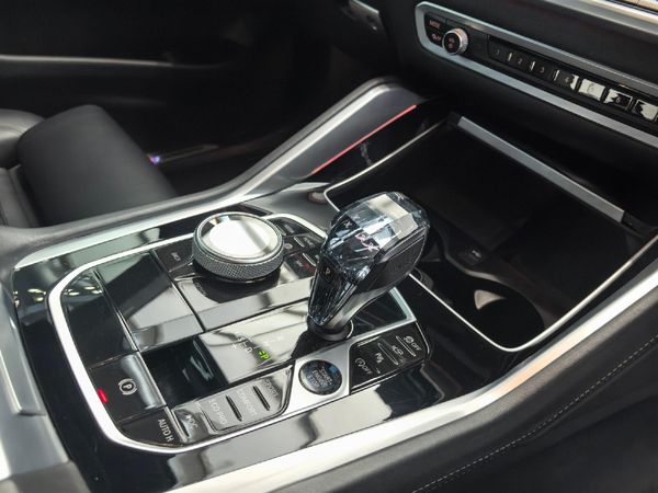 2022-BMW-X6-M50d image:16