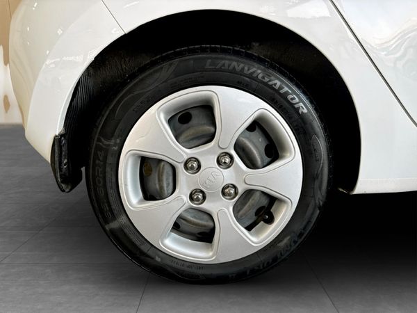 2015-Kia-Picanto-10-LX image:17