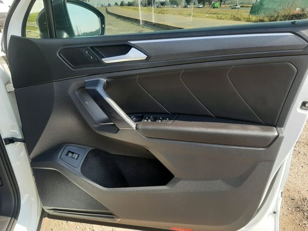 2022-Volkswagen-Tiguan-20-TSI-R-Line-4Motion-DSG-Auto-162kW image:3