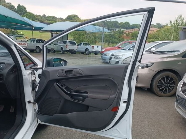 2016-Ford-Fiesta-10-EcoBoost-Ambiente-Auto-5-dr image:13