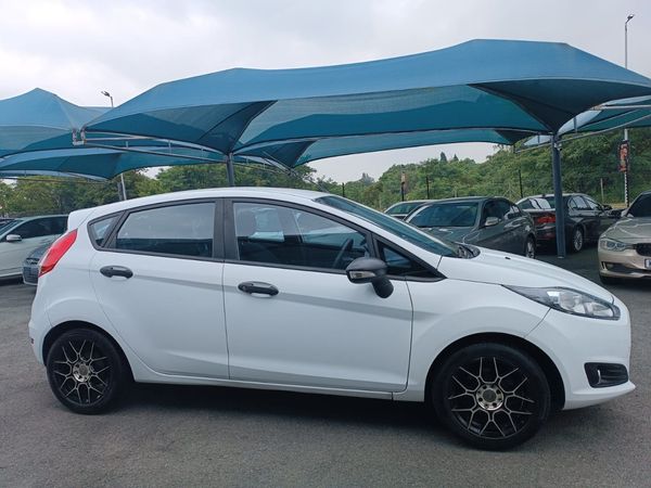 2016-Ford-Fiesta-10-EcoBoost-Ambiente-Auto-5-dr image:2