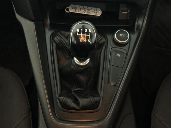 2016-Ford-Focus-10-EcoBoost-Ambiente-5-dr image:9