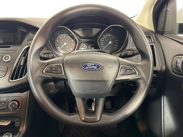 2016-Ford-Focus-10-EcoBoost-Ambiente-5-dr image:11