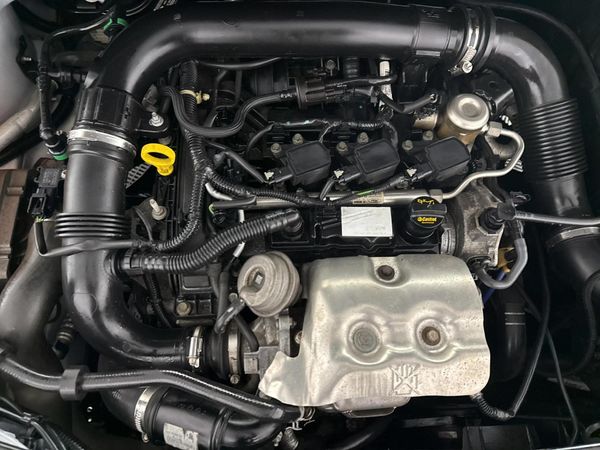 2016-Ford-Focus-10-EcoBoost-Ambiente-5-dr image:12