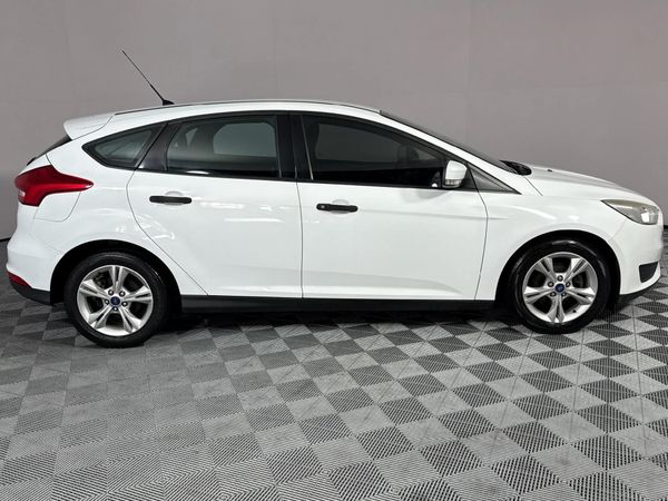2016-Ford-Focus-10-EcoBoost-Ambiente-5-dr image:16