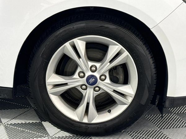 2016-Ford-Focus-10-EcoBoost-Ambiente-5-dr image:4