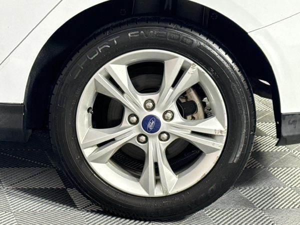2016-Ford-Focus-10-EcoBoost-Ambiente-5-dr image:5