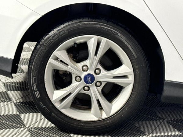 2016-Ford-Focus-10-EcoBoost-Ambiente-5-dr image:6