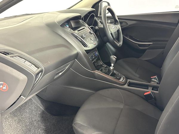 2016-Ford-Focus-10-EcoBoost-Ambiente-5-dr image:7