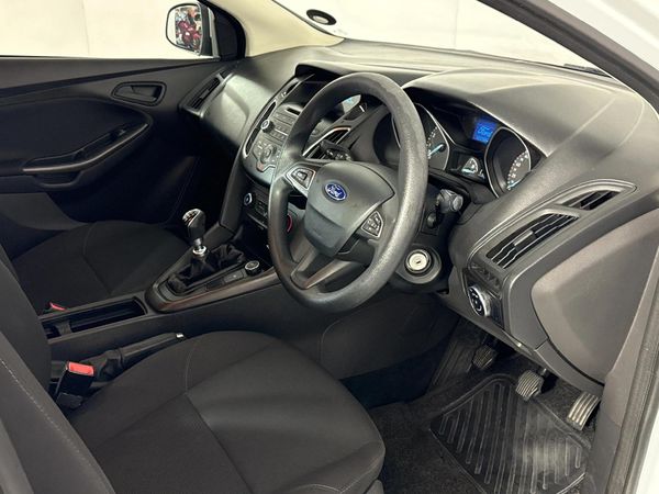 2016-Ford-Focus-10-EcoBoost-Ambiente-5-dr image:8