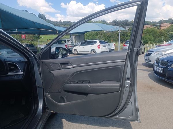 2019-Hyundai-Elantra-16-Executive image:7