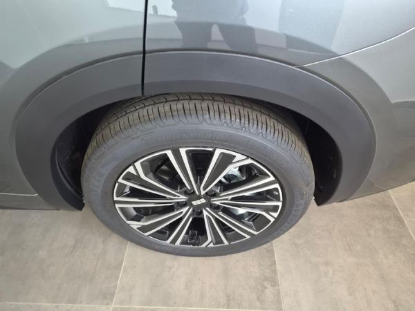 2026-Geely-E5-EM-i-Apex-Phev image:3