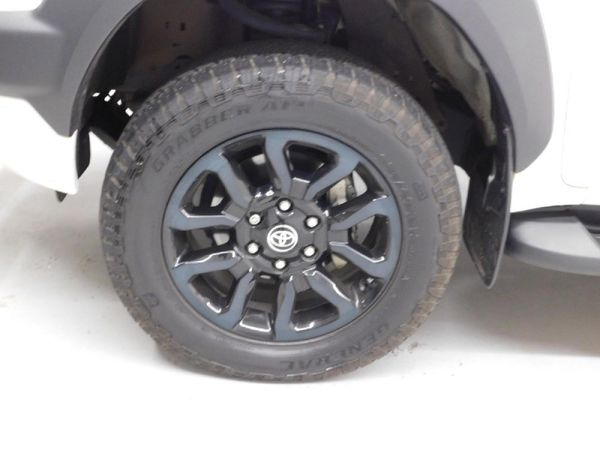 2025-Toyota-Hilux-28-GD-6-Raised-Body-Legend-4x4-Auto-Extended-Cab image:4