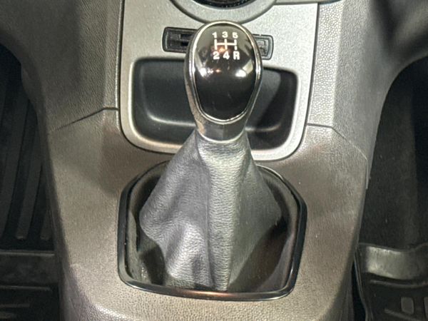 2015-Ford-Fiesta-14-Ambiente-5-dr image:9