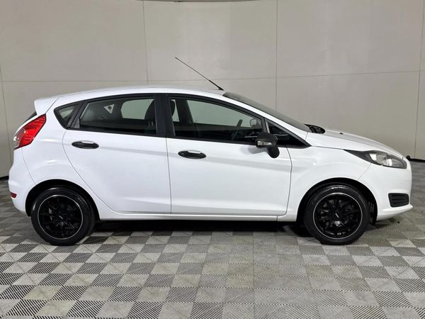 2015-Ford-Fiesta-14-Ambiente-5-dr image:14