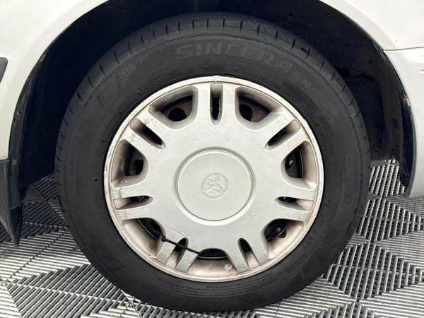 2002-Toyota-Corolla-160i-GLE-Auto image:5