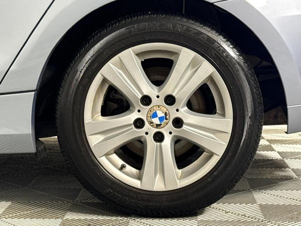 2011-BMW-1-Series-118i-5-dr image:5