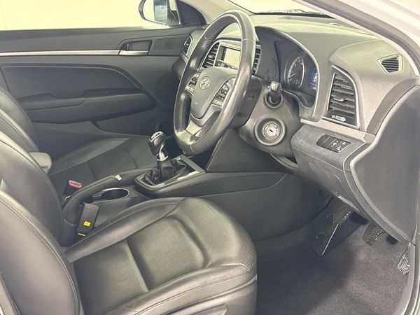 2019-Hyundai-Elantra-16-Executive image:9