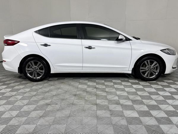 2019-Hyundai-Elantra-16-Executive image:16