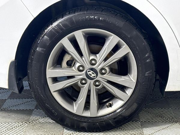 2019-Hyundai-Elantra-16-Executive image:6