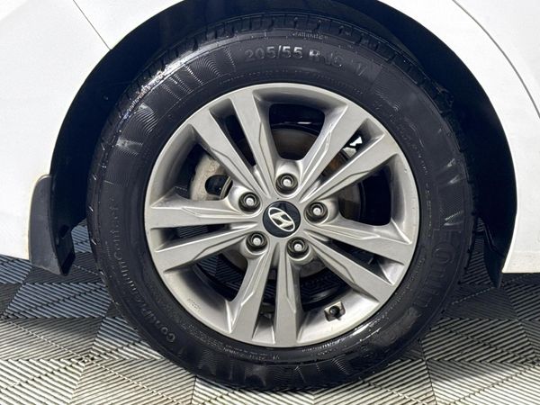 2019-Hyundai-Elantra-16-Executive image:7