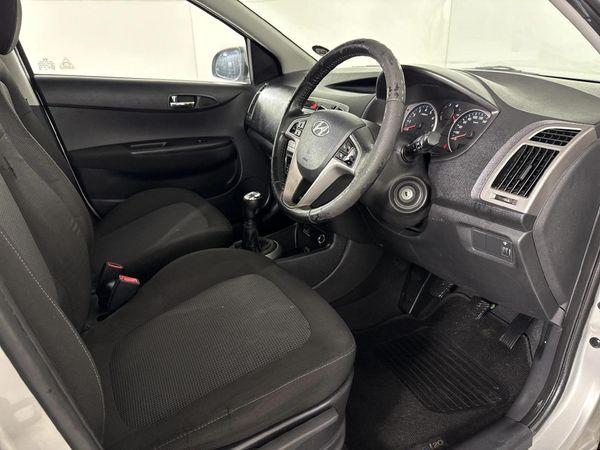 2013-Hyundai-i20-14-Glide image:9